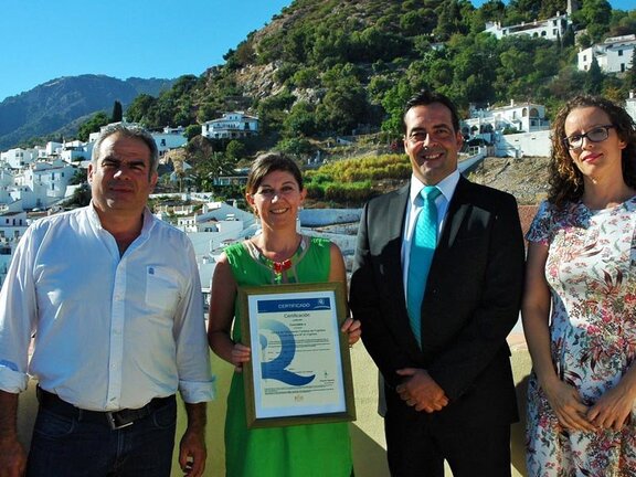 Entrega de la Q de Calidad a la Oficina de Turismo de Frigiliana